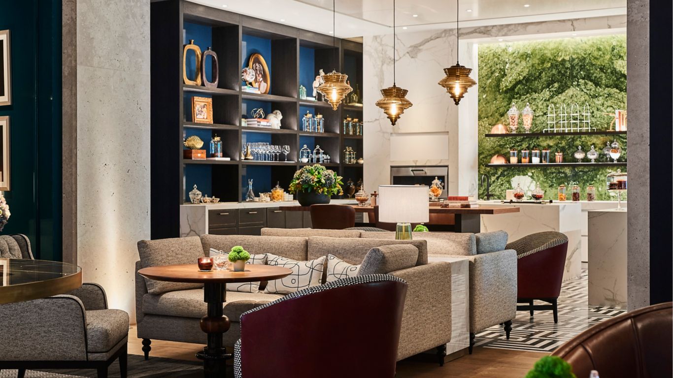 plano zenital platos elegantes del restaurante Amós sobre vajilla y mantel blancos